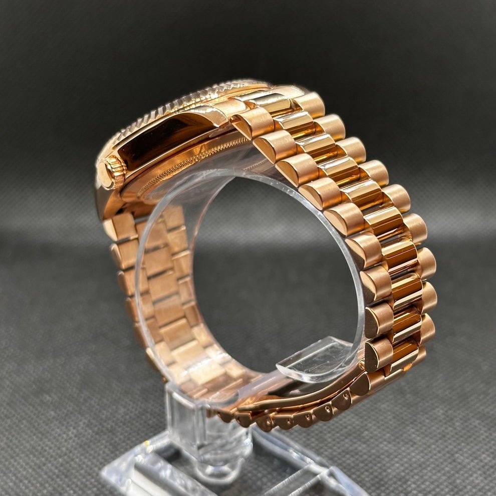 Seiko mod day date NH35 automatic gold tone fluted bezel olive green sunburst Roman dial detail